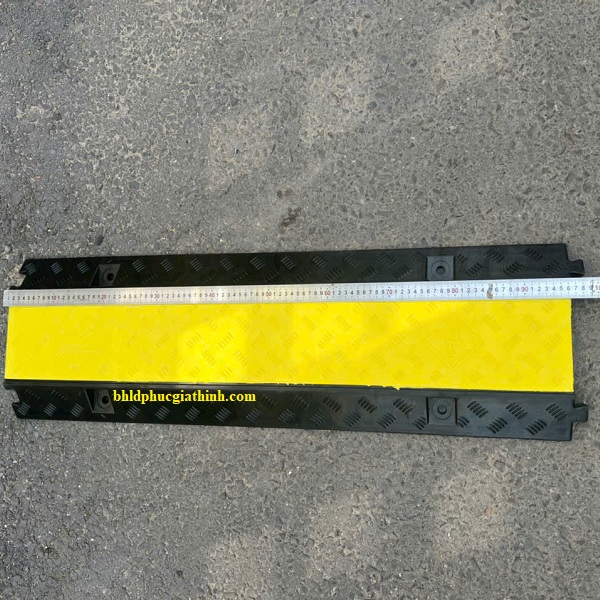 Gờ giảm tốc cao su chịu lực có 3 rãnh luồn dây cáp điện kích thước L1000 x W300 x H50mm