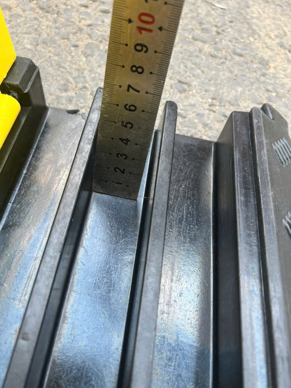 Gờ giảm tốc cao su chịu lực có 3 rãnh luồn dây cáp điện kích thước L1000 x W300 x H50mm