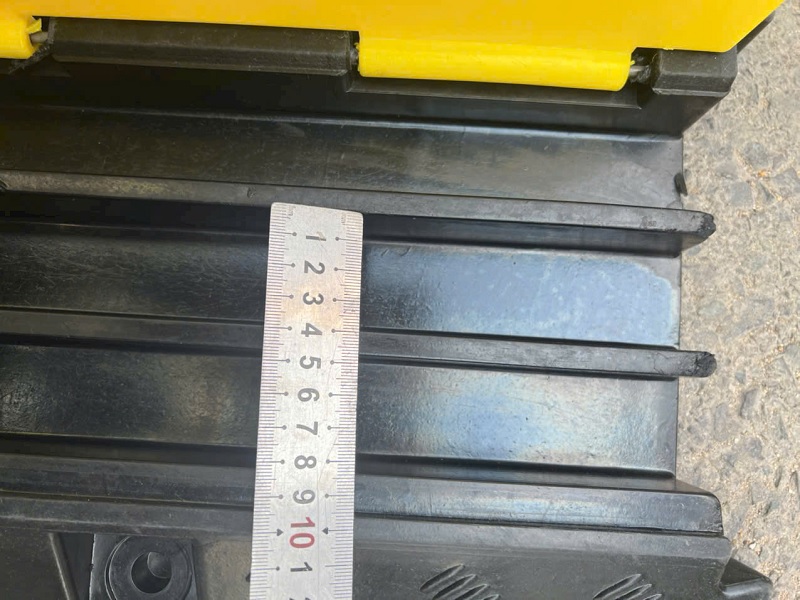 Gờ giảm tốc cao su chịu lực có 3 rãnh luồn dây cáp điện kích thước L1000 x W300 x H50mm