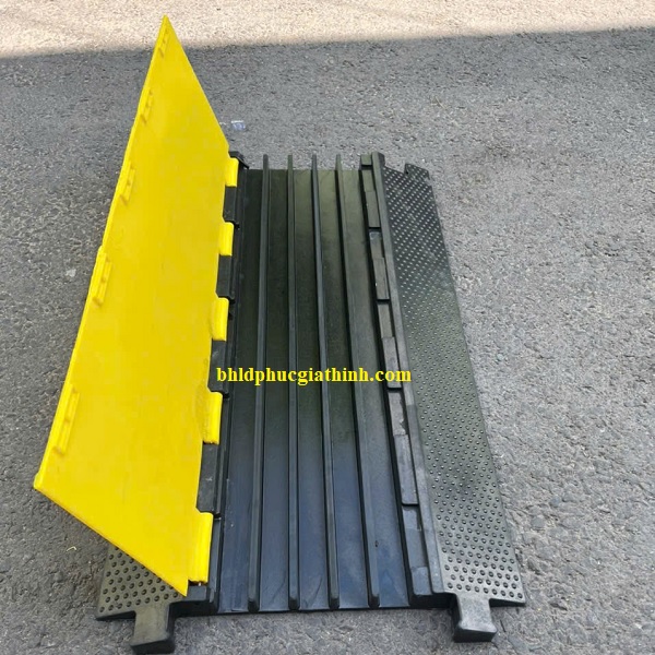 Gờ giảm tốc cao su có 5 rãnh luồn dây cáp điện kích thước L900 x W500 x H50mm