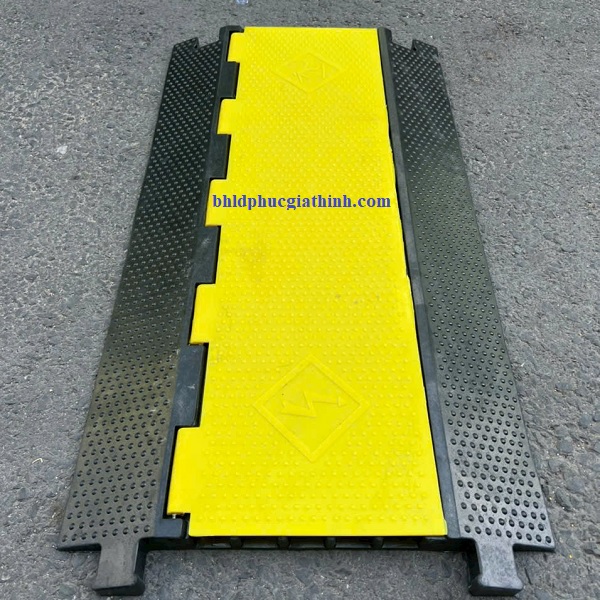 Gờ giảm tốc cao su có 5 rãnh luồn dây cáp điện kích thước L900 x W500 x H50mm
