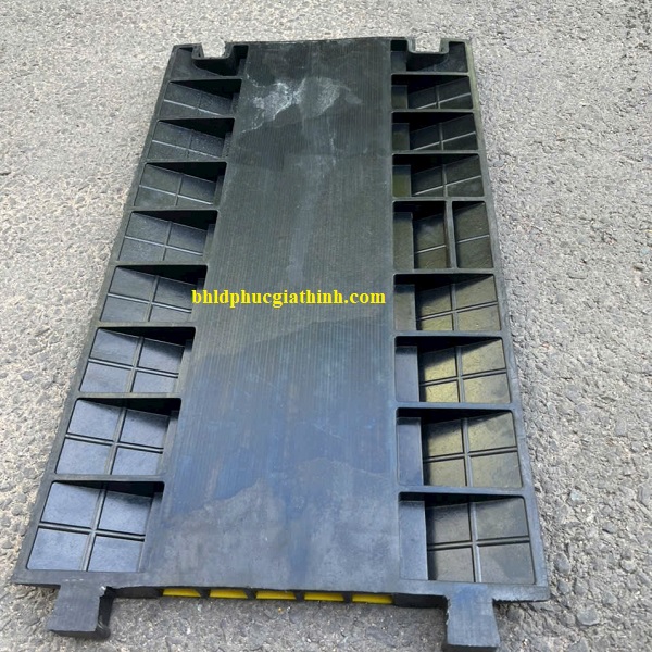 Gờ giảm tốc cao su có 5 rãnh luồn dây cáp điện kích thước L900 x W500 x H50mm