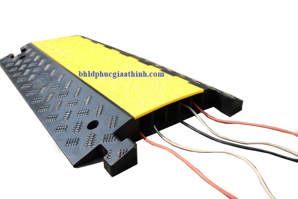 Gờ giảm tốc cao su có 5 rãnh luồn dây cáp điện kích thước L900 x W500 x H50mm