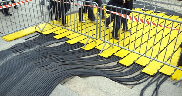 Gờ giảm tốc cao su có 5 rãnh luồn dây cáp điện kích thước L900 x W500 x H50mm