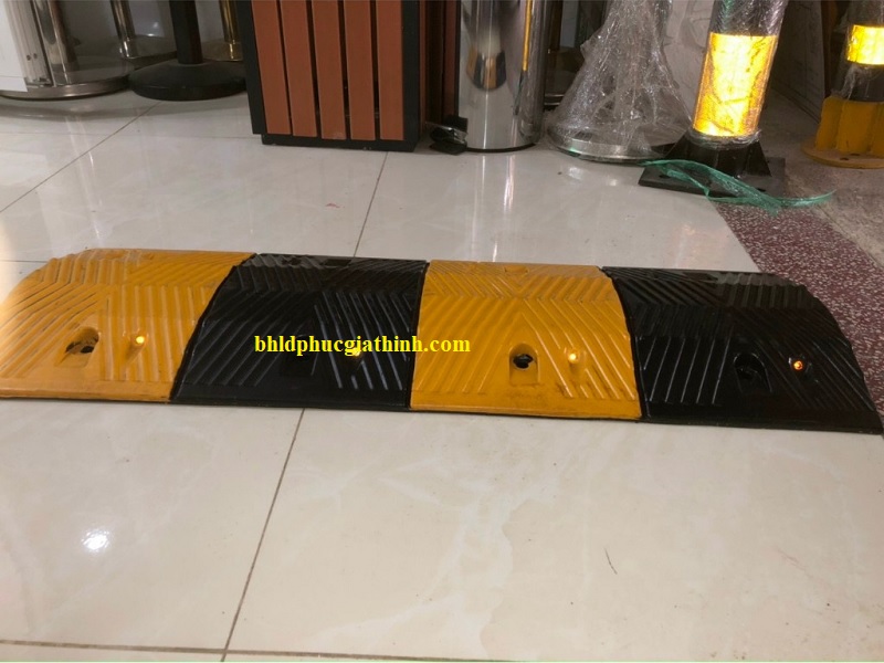 Gờ giảm tốc cao su có mắt mèo phản quang dài 100 (cm) x rộng 35 (cm) x cao 5 (cm)