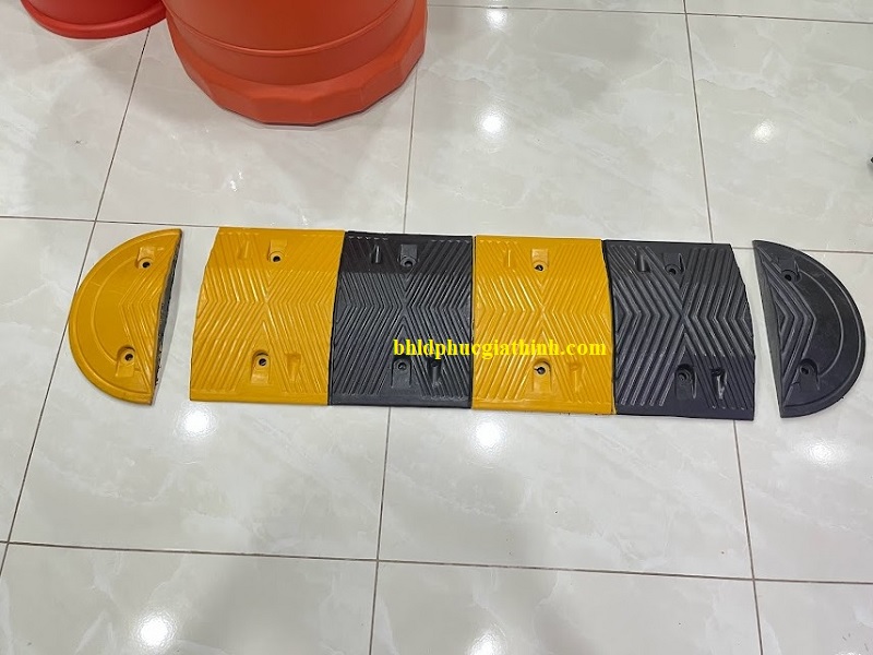 Gờ giảm tốc cao su có mắt mèo phản quang dài 100 (cm) x rộng 35 (cm) x cao 5 (cm)