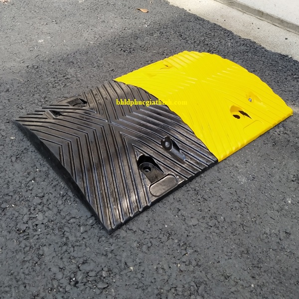 Gờ giảm tốc cao su có mắt mèo phản quang dài 50 (cm) x rộng 35 (cm) x cao 5 (cm)