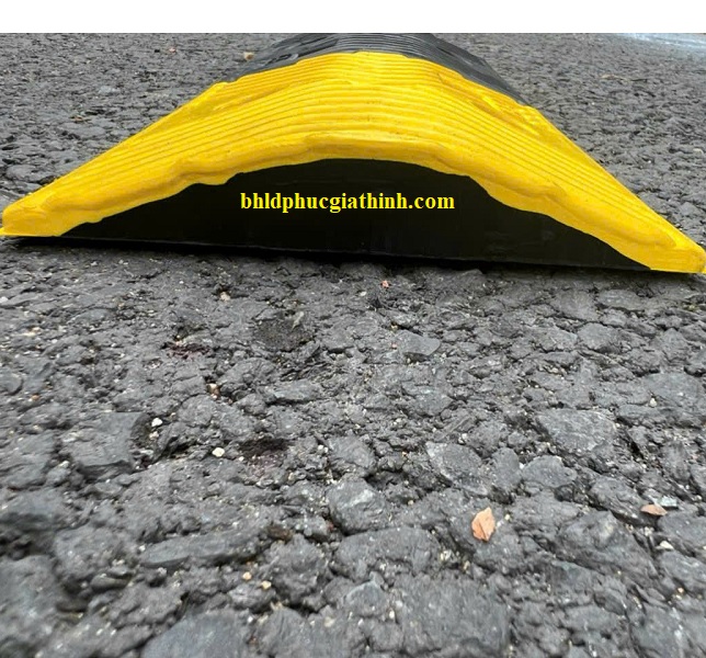 Gờ giảm tốc cao su có mắt mèo phản quang dài 50 (cm) x rộng 35 (cm) x cao 5 (cm)