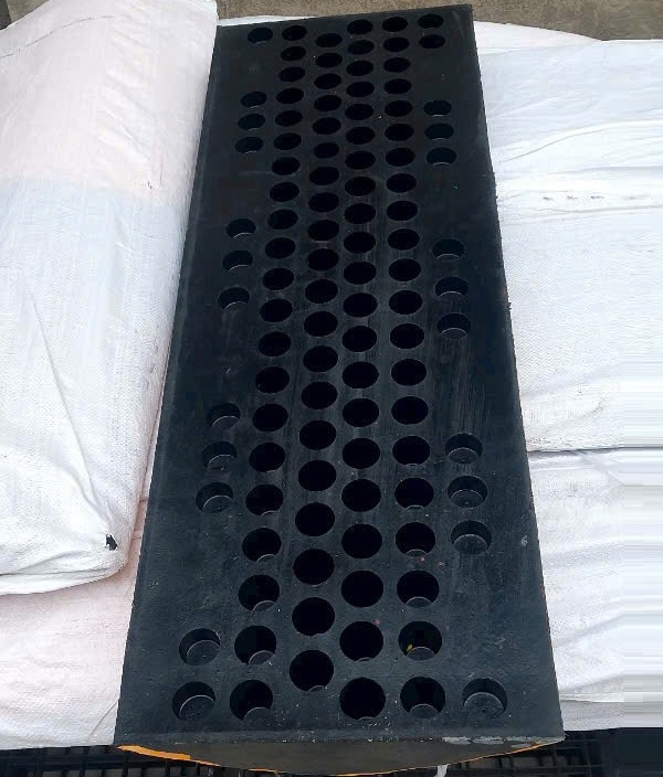 Gờ giảm tốc cao su chịu lực kích thước L1000 x W300 x H30mm