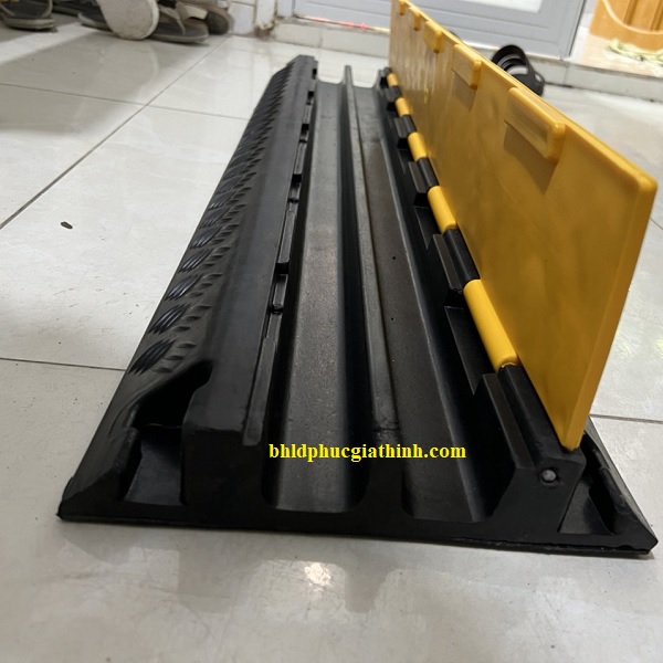 Gờ cao su giảm tốc luồn dây điện 2 đường dây kích thước 1000 x 200 x 50mm