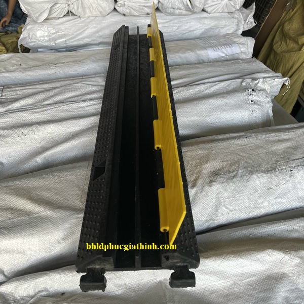 Gờ cao su giảm tốc luồn dây điện 2 đường dây kích thước 1000 x 200 x 50mm