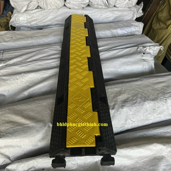 Gờ cao su giảm tốc luồn dây điện 2 đường dây kích thước 1000 x 200 x 50mm