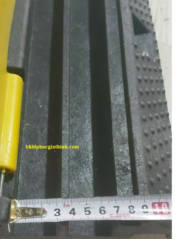 Gờ cao su giảm tốc luồn dây điện 2 đường dây kích thước 1000 x 200 x 50mm