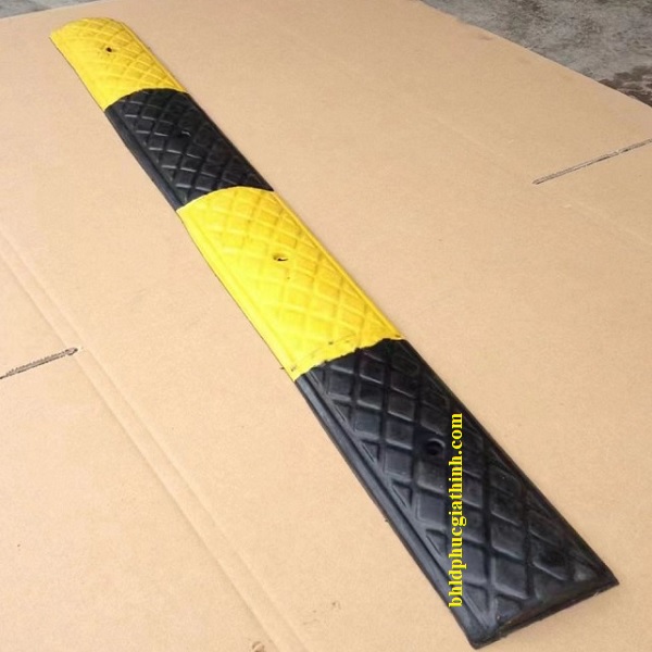 Gờ giảm tốc cao su vàng đen kích thước Dài 1000 x Rộng 100 x Cao 20mm