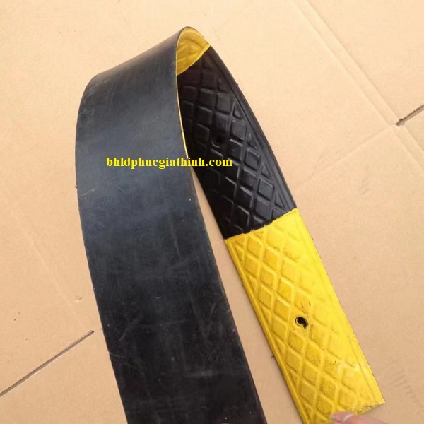 Gờ giảm tốc cao su vàng đen kích thước Dài 1000 x Rộng 100 x Cao 20mm