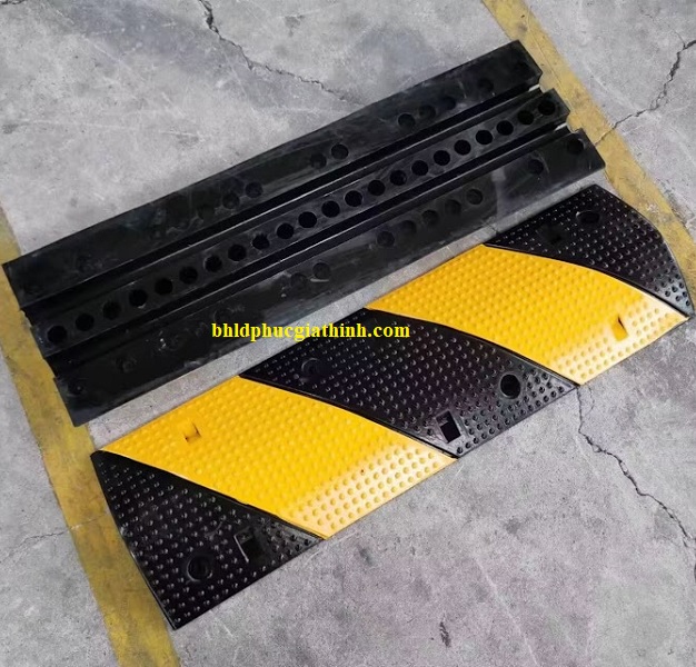 Gờ giảm tốc cao su vàng đen có 2 rãnh luồn cáp điện kích thước Dài 1000 x Rộng 300 x Cao 50mm