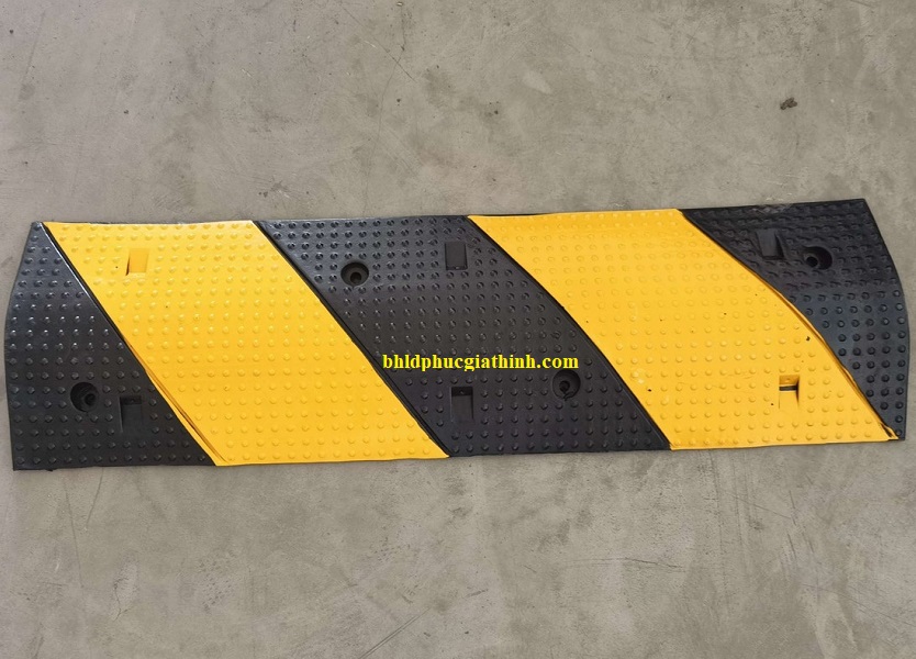 Gờ giảm tốc cao su vàng đen có 2 rãnh luồn cáp điện kích thước Dài 1000 x Rộng 300 x Cao 50mm