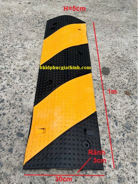 Gờ giảm tốc cao su vàng đen có 2 rãnh luồn cáp điện kích thước Dài 1000 x Rộng 300 x Cao 50mm