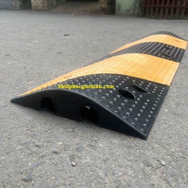 Gờ giảm tốc cao su vàng đen có 2 rãnh luồn cáp điện kích thước Dài 1000 x Rộng 300 x Cao 50mm