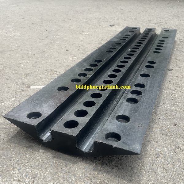 Gờ giảm tốc cao su vàng đen có 2 rãnh luồn cáp điện kích thước Dài 1000 x Rộng 300 x Cao 50mm