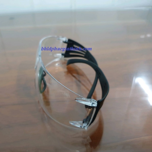 Kính bảo hộ không đọng sương 3M SF301AF chống bụi và chống tia UV xuất xứ Đài Loan