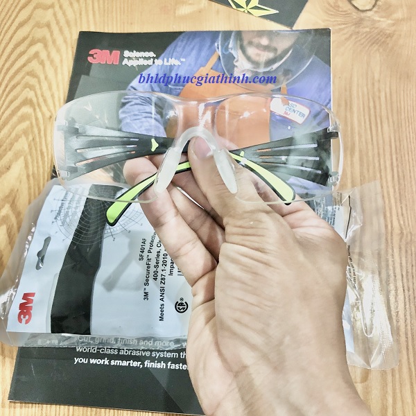 Kính bảo hộ 3M SF401SGAF chống bụi và tia UV