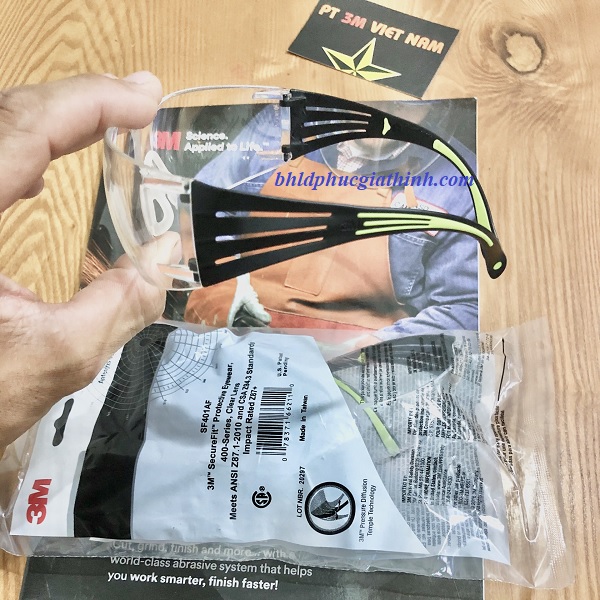 Kính bảo hộ 3M SF401SGAF chống bụi và tia UV