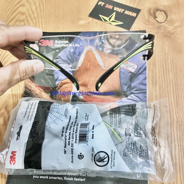 Kính bảo hộ 3M SF401SGAF chống bụi và tia UV