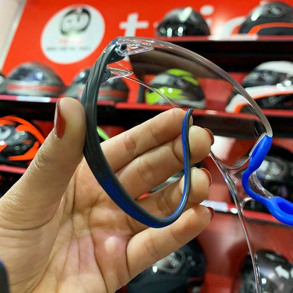 Kính bảo hộ chống trầy xước và chống đọng sương mù 3M SF401SGAF-BLU xuất xứ Đài Loan