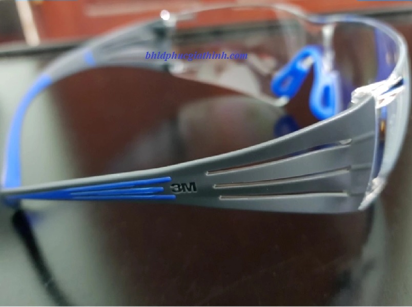Kính bảo hộ chống trầy xước và chống đọng sương mù 3M SF401SGAF-BLU xuất xứ Đài Loan