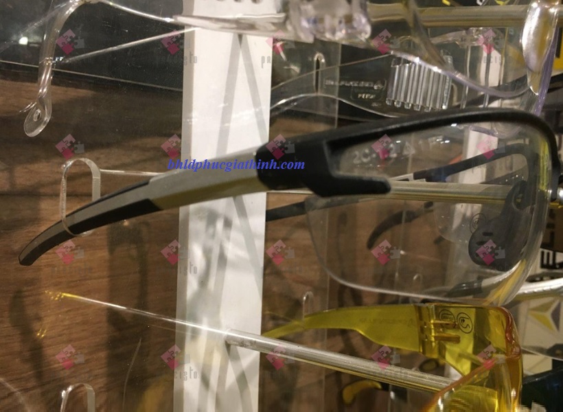 Kính bảo hộ chống tia cực tím và tia hồng ngoại DeltaPlus Fuji2 Clear chính hãng