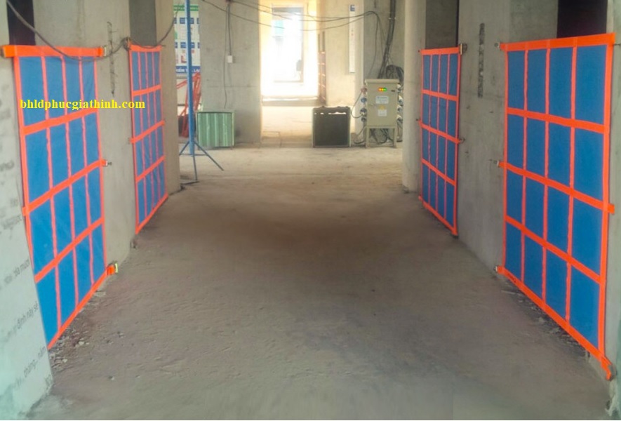 Lưới PVC chắn lan can công trình, chắn cửa thang máy cắt theo kích thước yêu cầu