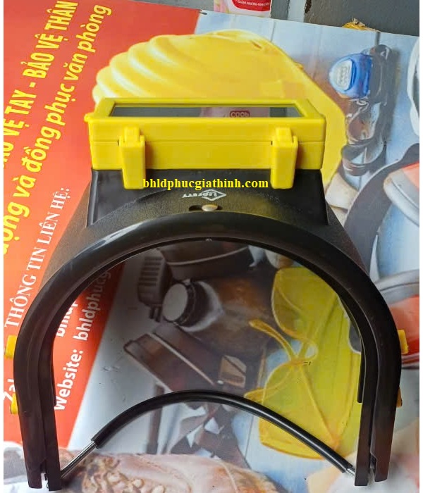 Mặt nạ hàn gọng lò xo Usafety sử dụng kết hợp với nón bảo hộ