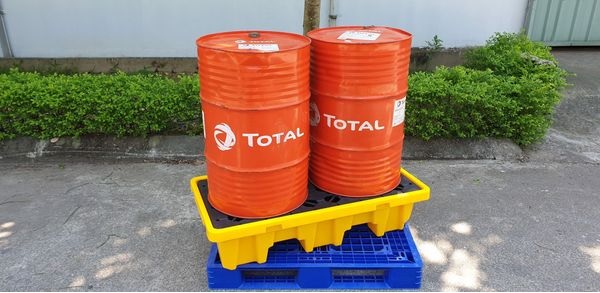 Pallet nhựa chống tràn dầu và hoá chất 2 phuy kích thước 1300x680x150mm