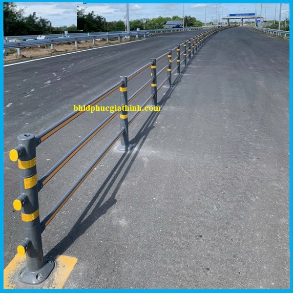 Rào phân làn 3 thanh phản quang L2.000xW200xH950mm có thể lắp đặt nối tiế