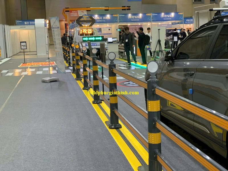 Rào phân làn 3 thanh phản quang L2.000xW200xH950mm có thể lắp đặt nối tiế