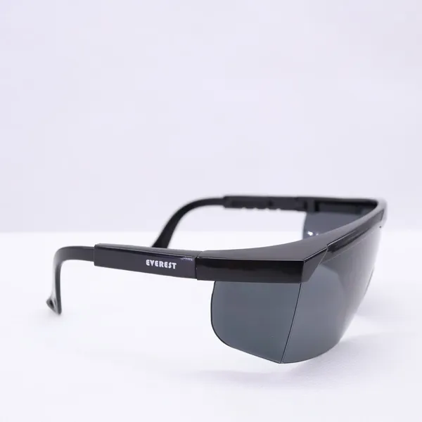 KÍNH BẢO HỘ EVEREST EV105B TRẮNG - ĐEN