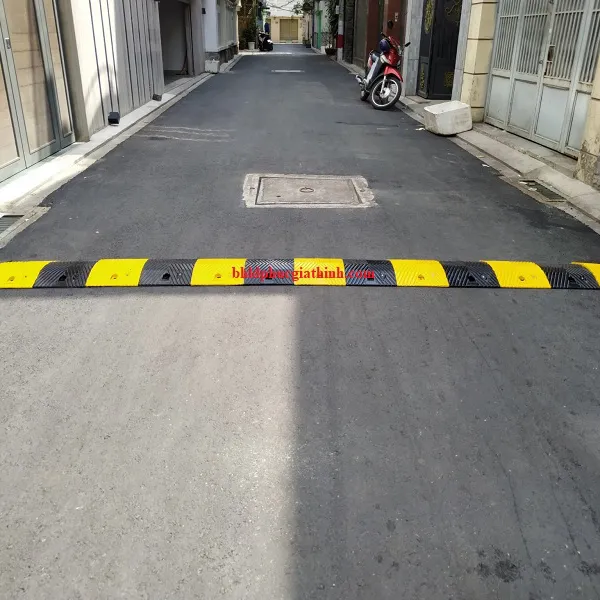 Gờ giảm tốc cao su có mắt mèo phản quang dài 100 (cm) x rộng 35 (cm) x cao 5 (cm)