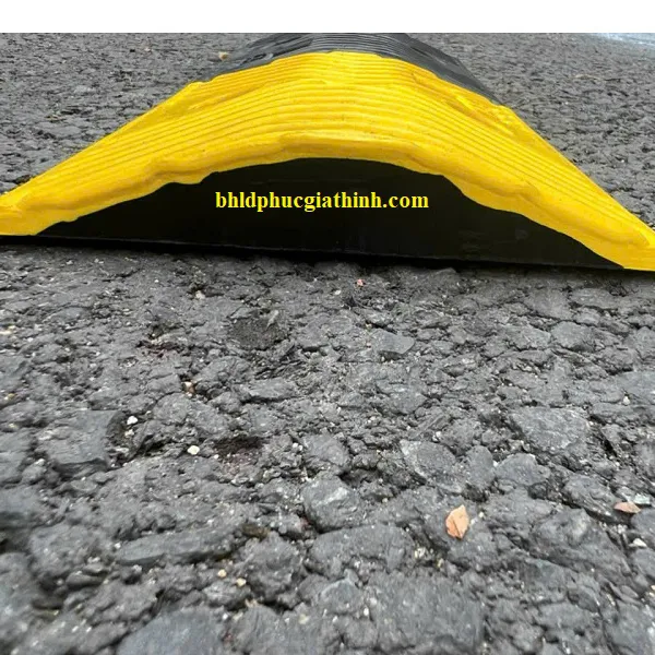 Gờ giảm tốc cao su có mắt mèo phản quang dài 100 (cm) x rộng 35 (cm) x cao 5 (cm)