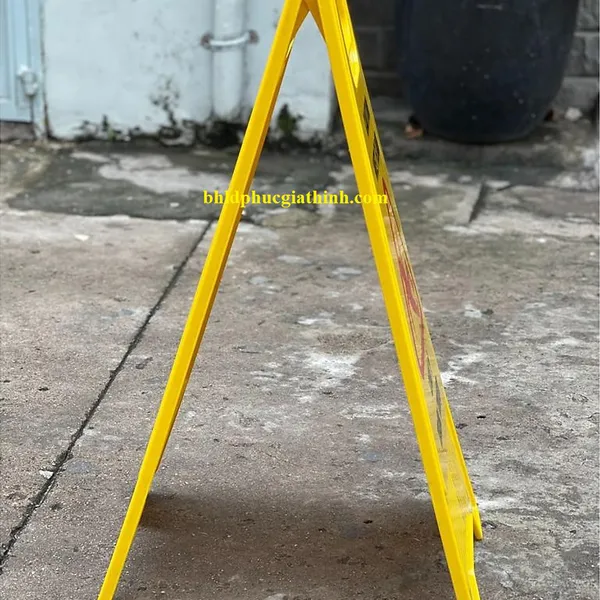 Biển cảnh báo Chú Ý Trơn Trượt biển chữ A