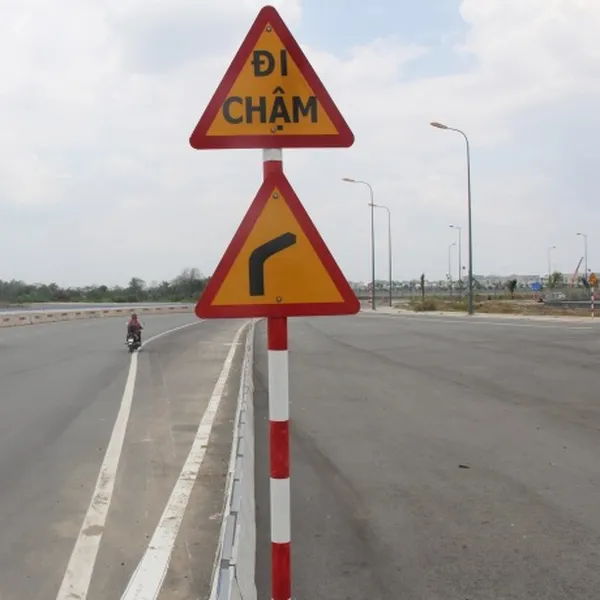 Biển báo giao thông W.245a Đi Chậm có phản quang