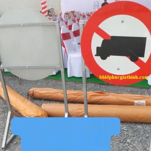 Biển báo giao thông P.106 cấm xe tải có phản quang