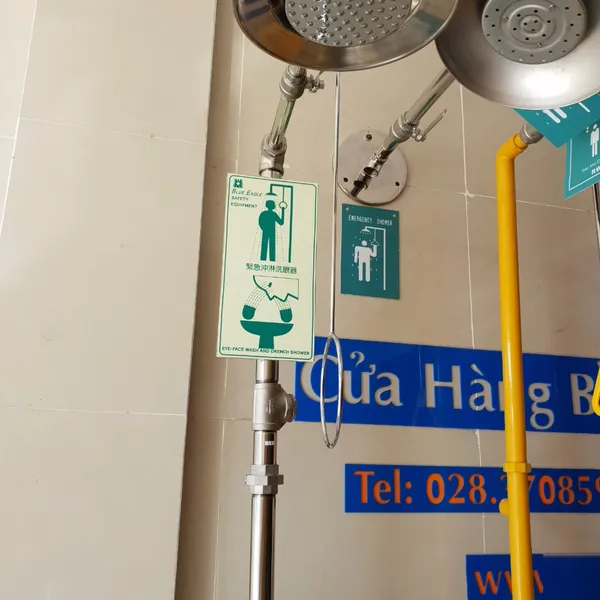 Bồn rửa mắt khẩn cấp xả toàn thân Blue Eagle EW607 chất liệu INOX 304