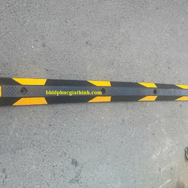 Chặn bánh xe cao su vàng đen phản quang nhám kích thước 1.650 x 150 x 100mm