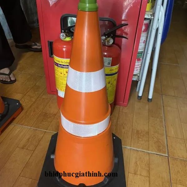 Cọc tiêu giao thông GT.52 cao 63.5cm có hai đường phản quang trắng