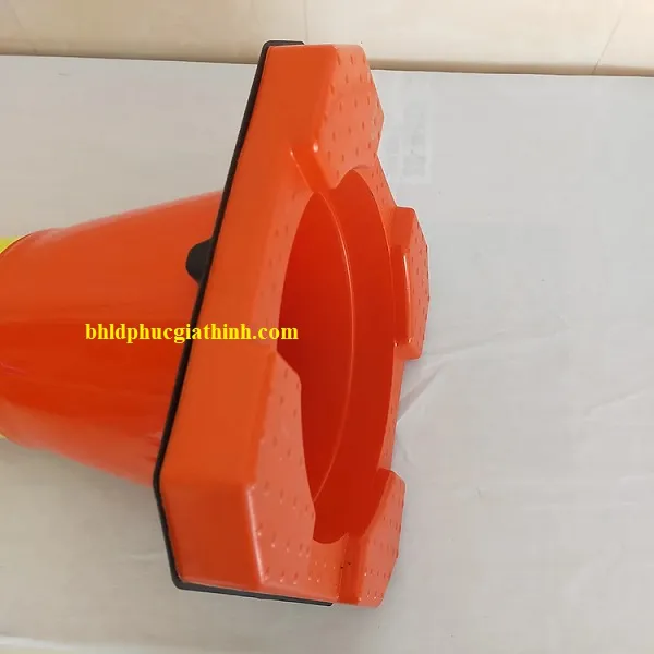 Cọc tiêu giao thông dạ quang GT.53 cao 63.5cm nhựa cứng HDPE