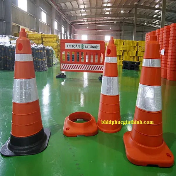 Cọc tiêu giao thông cỡ lỡn Super Cone kích thước L520 x W520 x H1000mm chất liệu HDPE