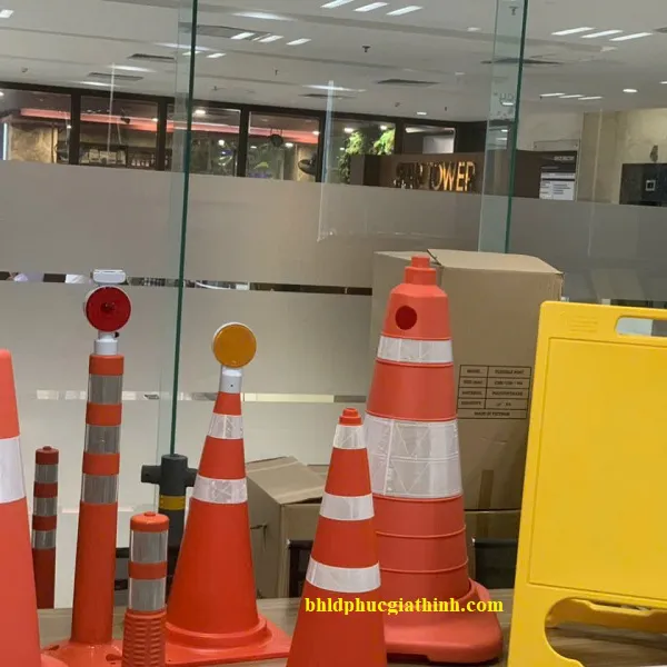 Cọc tiêu giao thông cỡ lỡn Super Cone kích thước L520 x W520 x H1000mm chất liệu HDPE