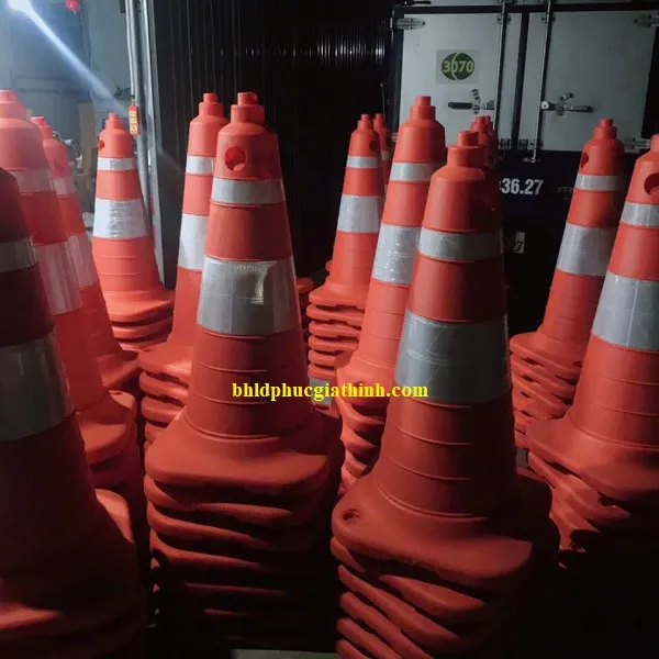 Cọc tiêu giao thông cỡ lỡn Super Cone kích thước L520 x W520 x H1000mm chất liệu HDPE