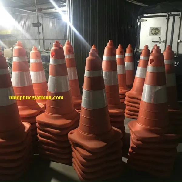 Cọc tiêu giao thông cỡ lỡn Super Cone kích thước L520 x W520 x H1000mm chất liệu HDPE